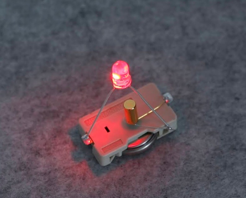 内部の電子部品(リードスイッチ、LED、磁石)のクローズアップ