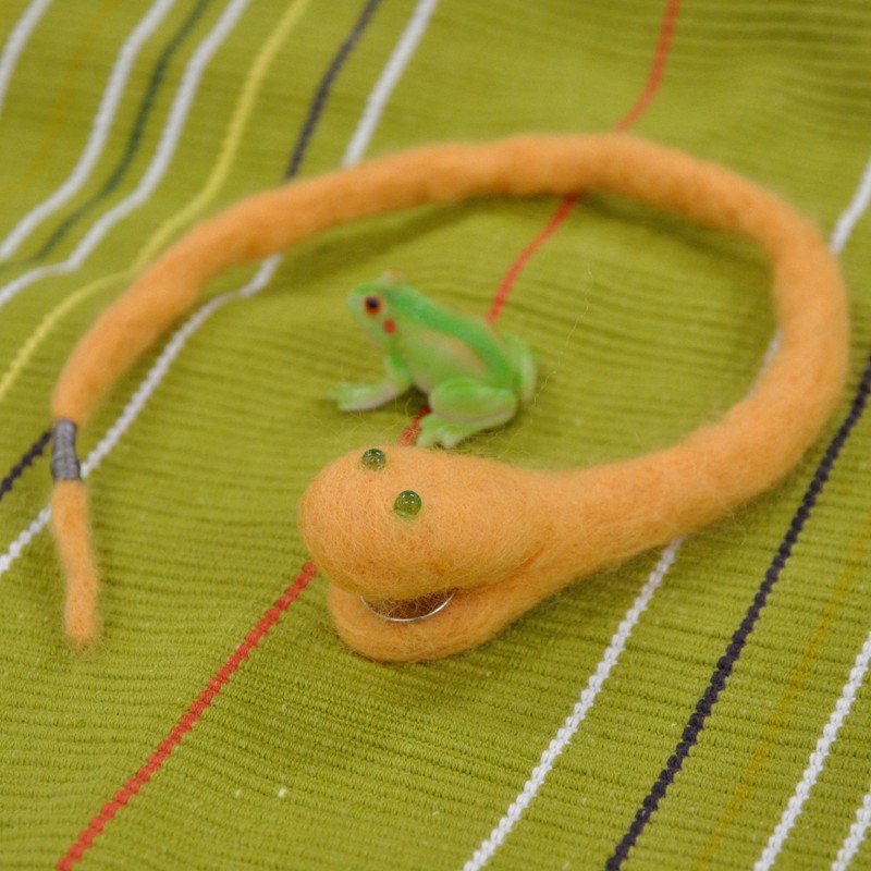 とぐろを巻いたへびすけとカエルのおもちゃ