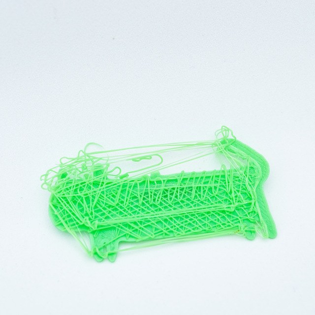 形状が乱れた緑色の3Dプリントブローチ