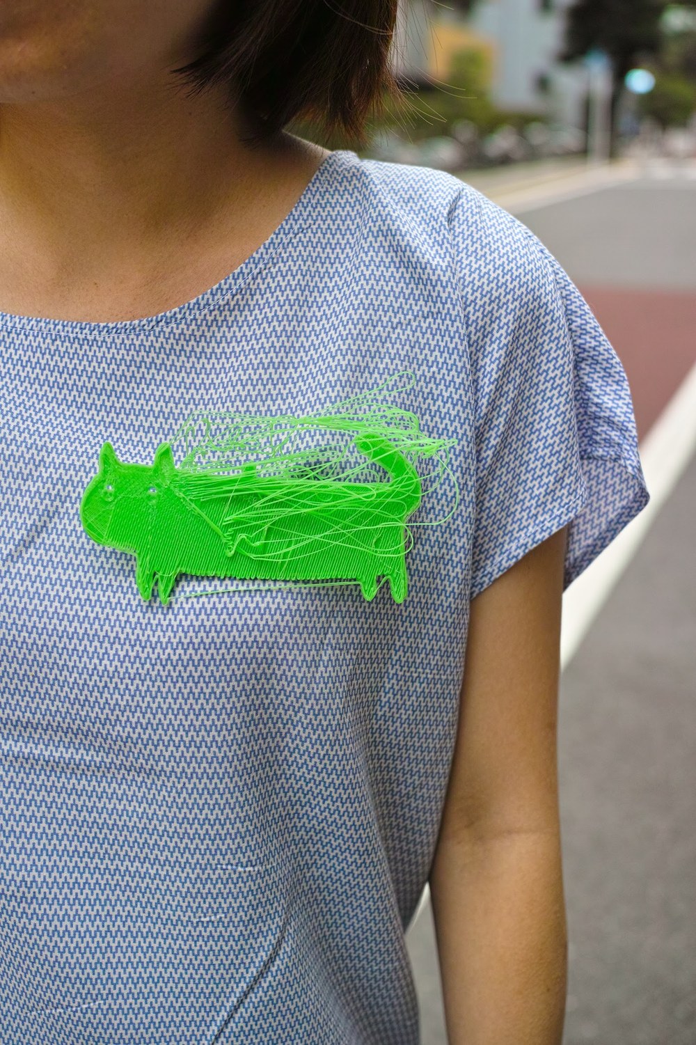 服に着けたLazy Plastic Brooch