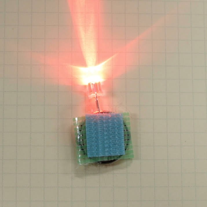 電池とLEDをテープで巻いて光らせた様子