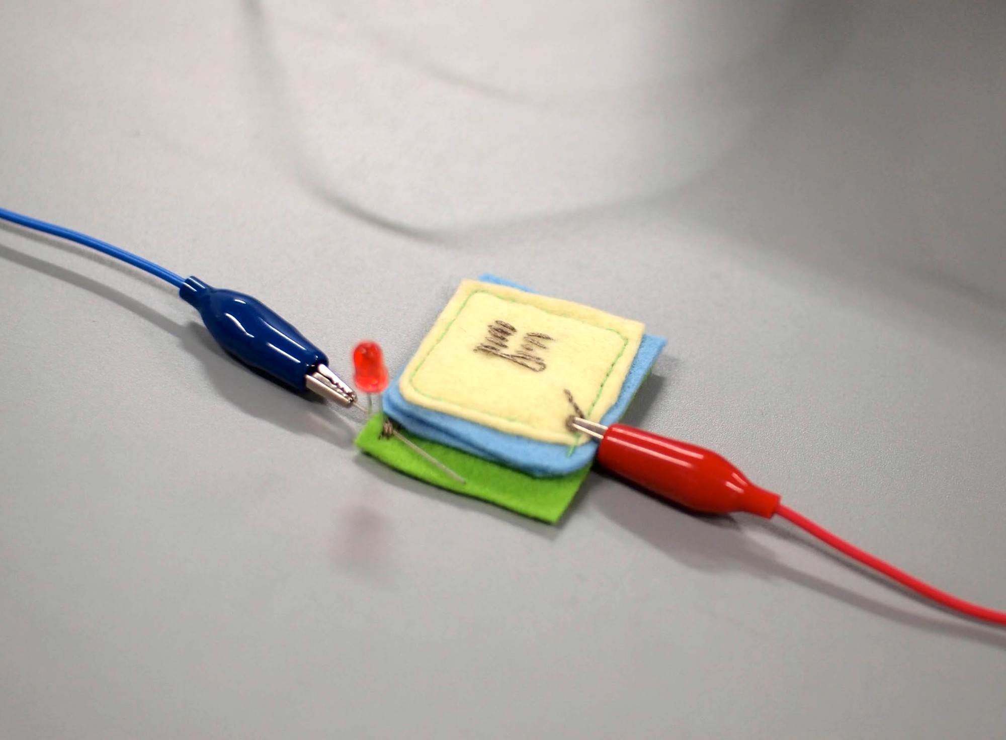 布でできた押しぼたん、LEDが点灯した様子