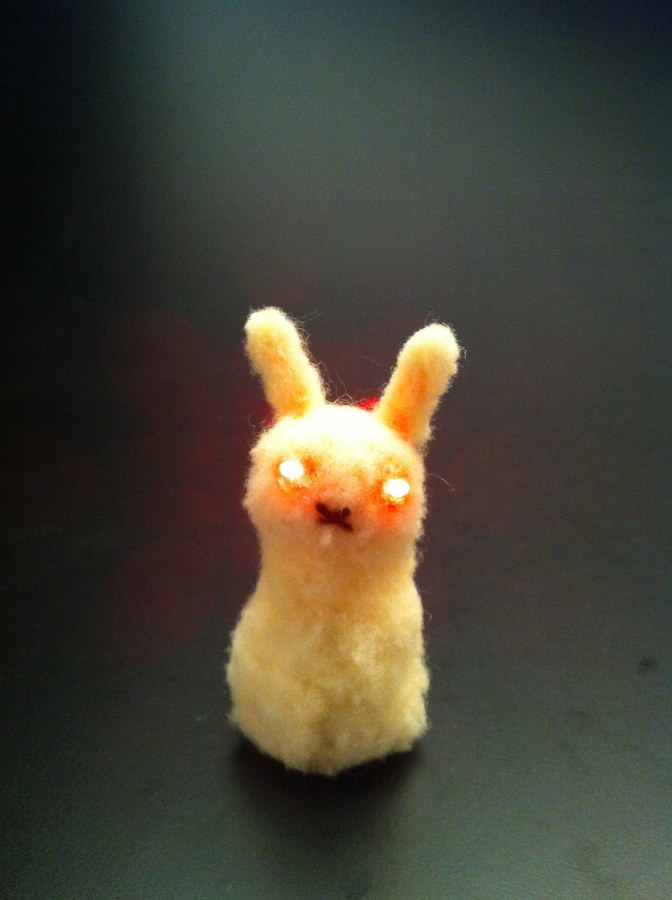 クリーム色のうさぎ、目が光っている様子