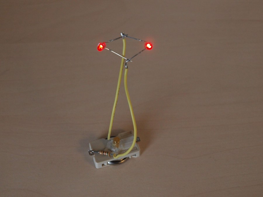 LED2個と抵抗、ボタン電池がついた内部の電子回路